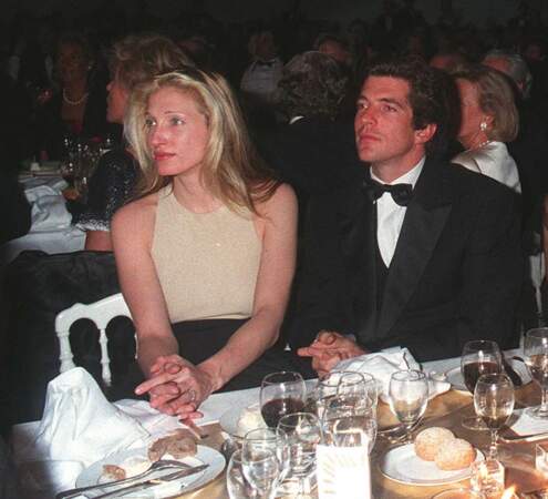 Véritable couple phare, Carolyn Bessette et John John Kennedy font la une des magazines, comme ici, lors d'une soirée Cartier, en avril 1996, quelques mois avant leur mariage.