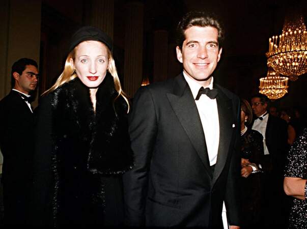 JFK Jr et son épouse, Carolyn Bessette, au théâtre La Scala de Milan, le 7 décembre 1997.