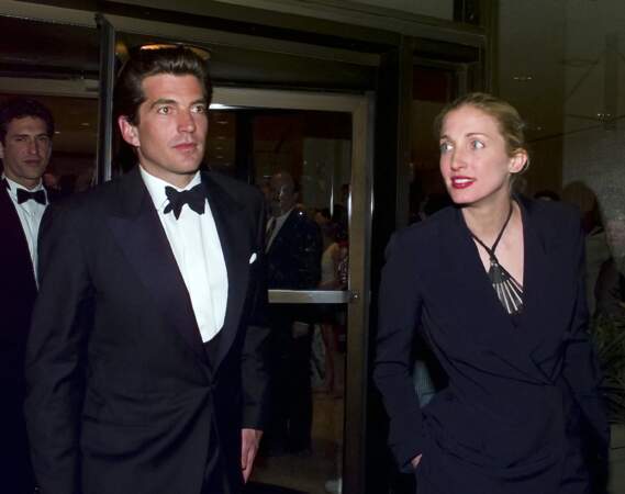JFK Jr et son épouse, Carolyn Bessette, distants, à la sortie d'une soirée à Washington, le 1er mai 1999. Ils mourront quelques semaines plus tard.