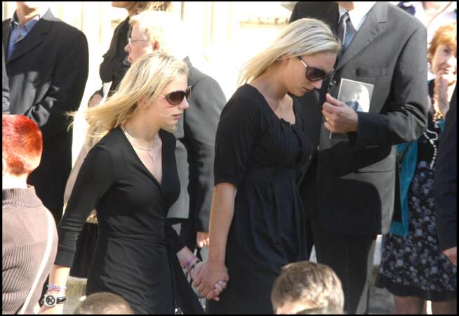Jeanne-Marie et Judith profondément bouleversées aux obsèques de leur père Jacques Martin en septembre 2007.