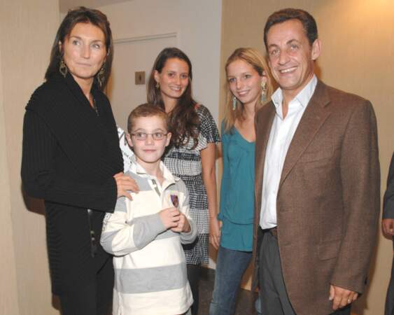 En 2006, Cécilia Attias pose avec son fils Louis et sa fille Jean-Marie aux côtés de son mari Nicolas Sarkozy.