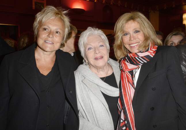 Brigitte Macron retrouve Line Renaud et Muriel Robin au théâtre, où elles ont ensemble assisté à la pièce "À torts et à raison", en janvier 2016.