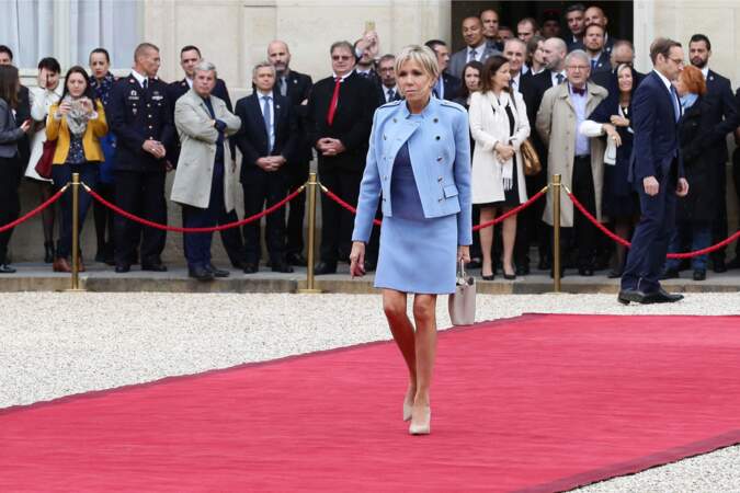 Lors de la cérémonie d'investiture d'Emmanuel Macron, la Première dame lui a d'ailleurs fait honneur, en arborant l'une de ses créations : son tailleur bleu lavande.