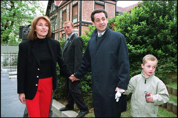 Cécilia Sarkozy accompagnée de son mari Nicolas Sarkozy, avec leur petit garçon Louis.