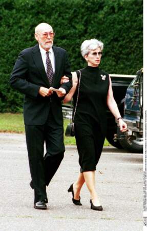 Richard Freeman, le beau-père de Carolyn Bessette, et Ann Freeman, la mère de Carolyn Bessette, en août 1999.