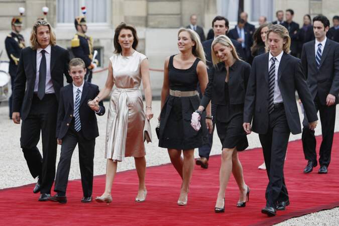 Arrivée triomphale à l'Elysée de Cécilia Attias aux côtés de ses trois enfants, mais également des deux premiers fils de Nicolas Sarkozy, Pierre et Jean en 2007.