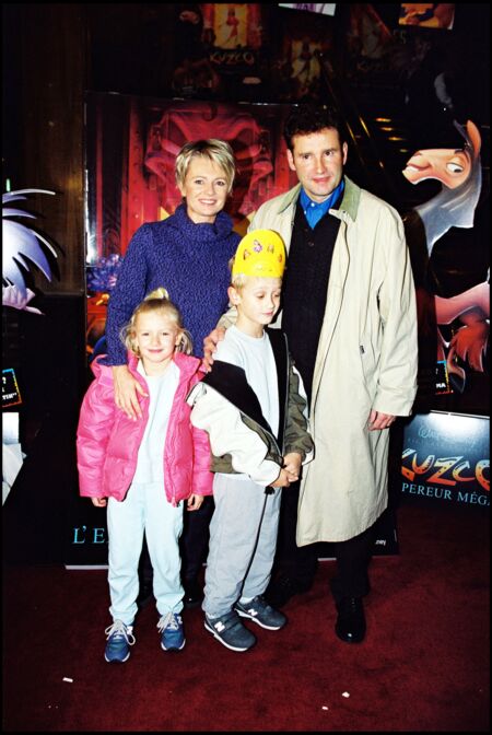 Sophie Davant et Pierre Sled, avec leurs deux enfants, Nicolas et Valentine, au Grand Rex à Paris, en 2001. 