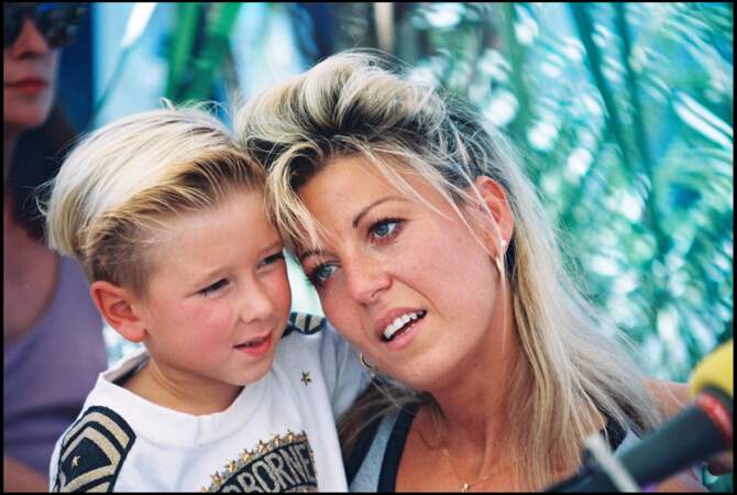 Jordy et sa maman, en 1994 : le petit garçon s'est fait connaître en sortant, en 1992, le titre Dur dur d'être un bébé