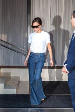 Victoria Beckham aime porter le jean flare avec une paire d'escarpins