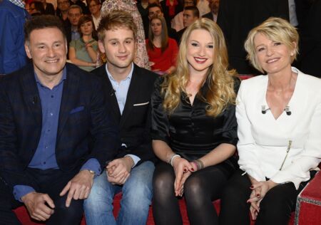 Sophie Davant et Pierre Sled, avec leurs enfants, Nicolas et Valentine Sled, à l'occasion de l'émission "Vivement Dimanche", le 1er avril 2015. Le couple s'est séparé en 2012. 