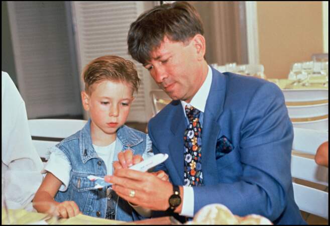 Jordy et son papa, en 1994, qui aurait d'ailleurs dépensé l'argent gagné par son fils quand il était mineur