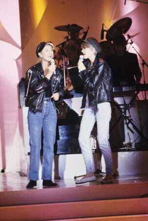 Françoise Hardy et Sheila en veste en cuir sur le plateau de l'émission "Champs Elysée", le 6 septembre 1989