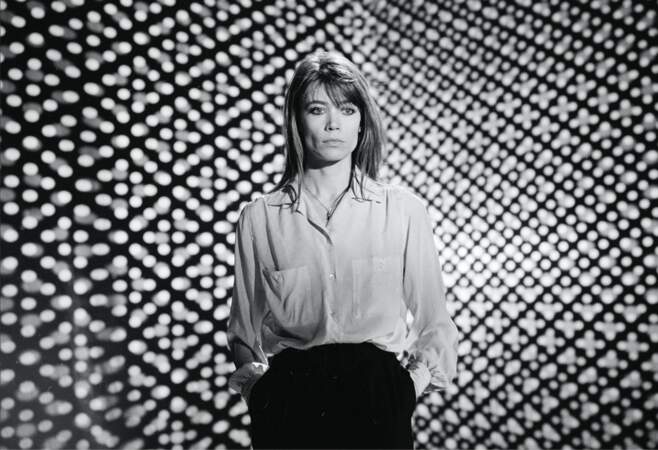 Françoise Hardy dans l'l'émission "Numéro Un" en 1979 opte pour une chemise blanche fluide et unu pantalon sérré à la taille