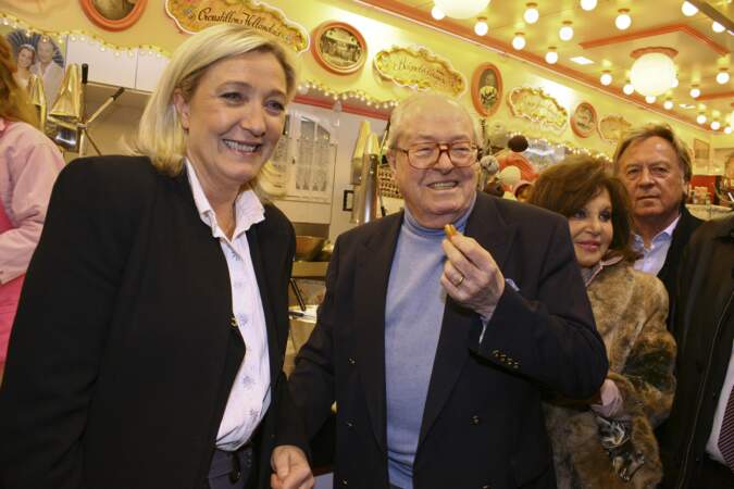Jean-Marie et Marine Le Pen apparaissent souriants
