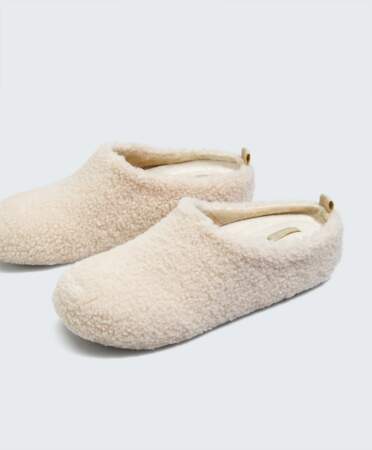 Chaussons en imitation peau de mouton avec semelle ergonomique,  21,99€ au lieu de 29,99€, Oysho 