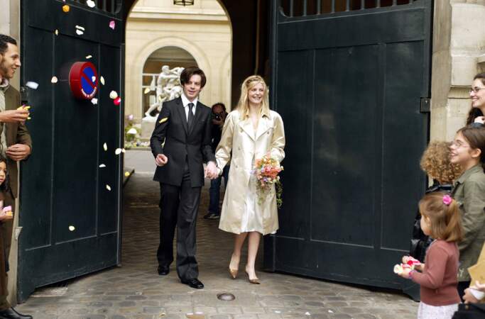 Benjamin Biolay lors de son mariage avec Chiara Mastroianni le 11 mai 2002 à la mairie du sixième arrondissement de Paris