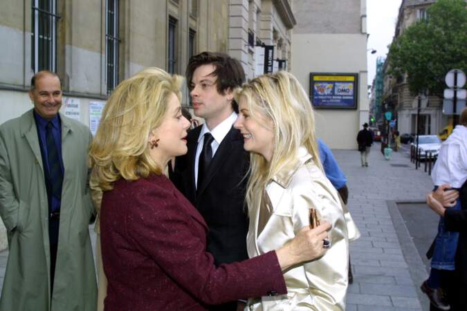 Catherine Deneuve au mariage de sa fille, Chiara Mastroianni, et Benjamin Biolay à Paris, le 11 mai 2002