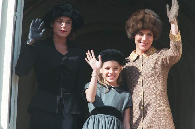 Jeune fille souriante auprès de sa mère Caroline, et de sa tante, Stéphanie, Charlotte Casiraghi apparaît au balcon du palais de Monaco en novembre 1996. 