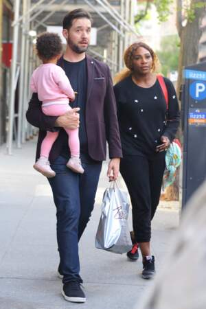 Serena Williams et Alexis Ohanian sont les parents d'une petite Alexis Olympia (ici, la famille est au complet lors d'une balade à New York le 7 mai 2019)