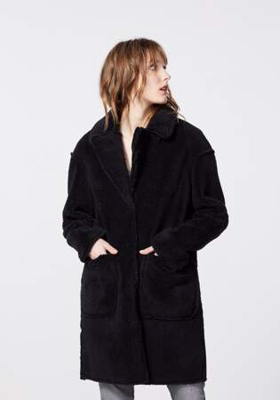 Manteau mi-long noir en peau retournée synthétique femme, 325€, Ikks 