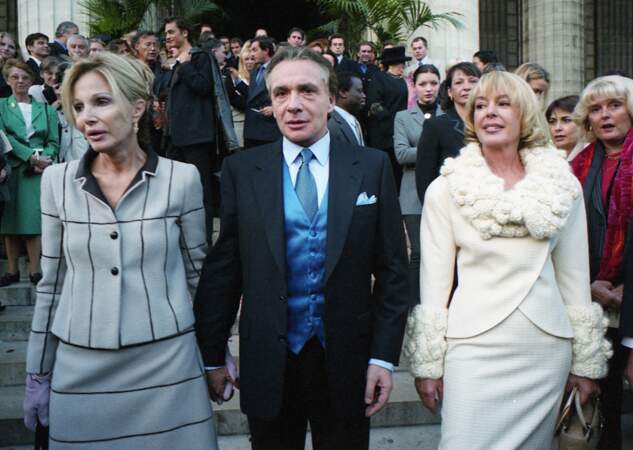 Ivana Gobbi, Michel Sardou et son ex-femme Élisabeth Haas au mariage de Romain Sardou et Francesca Gobbi en l'église La Madeleine à Paris le 16 octobre 1999