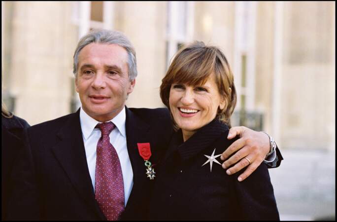Michel Sardou, accompagné de sa femme Anne-Marie Périer, reçoit la légion d'honneur à l'Élysée en 2011