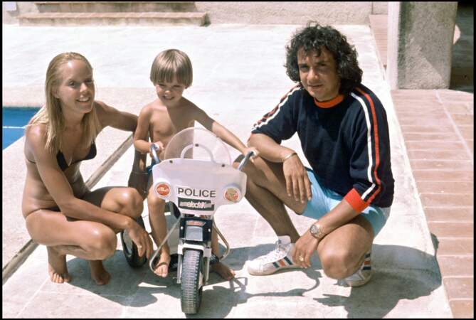 Michel Sardou, Babette et leur fils Romain à Saint-Tropez en 1977