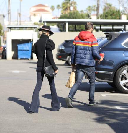 Laeticia Hallyday et Grégory Boudou sur le parking d'un magasin de Los Angeles, le 24 janvier 2021.