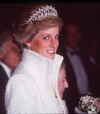 Alors qu'elle est princesse de Galles et mariée à Charles, Lady Diana est fidèle au parfum Diorissimo de Dior.