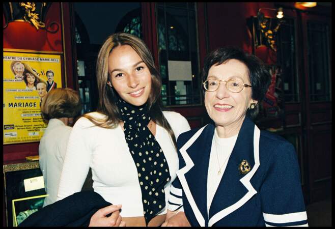 Vanessa Demouy, sa grand-mère et sa mère à la générale de la pièce 1 mariage pour 3, à Paris en 1997