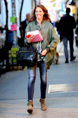 Christy Turlington à New York après le tournage d'une publicité pour Maybeline dans une tenue décontractée et stylée en bomber kaki.