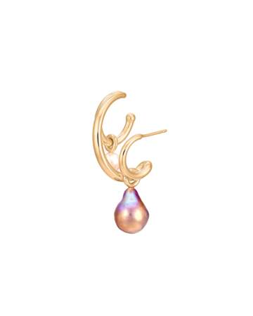 Boucle d’oreille triple perles, 790€, Charlotte Chesnais Galeries Lafayette label Go for Good