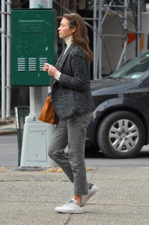 Chic et décontractée au quotidien, Christy Turlington opte souvent pour un blazer associé à une paire de baskets et un jean gris.