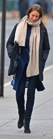 En hiver, Christy Turlington mise sur un trench chaud bleu marine, un slim et une écharpe beige.