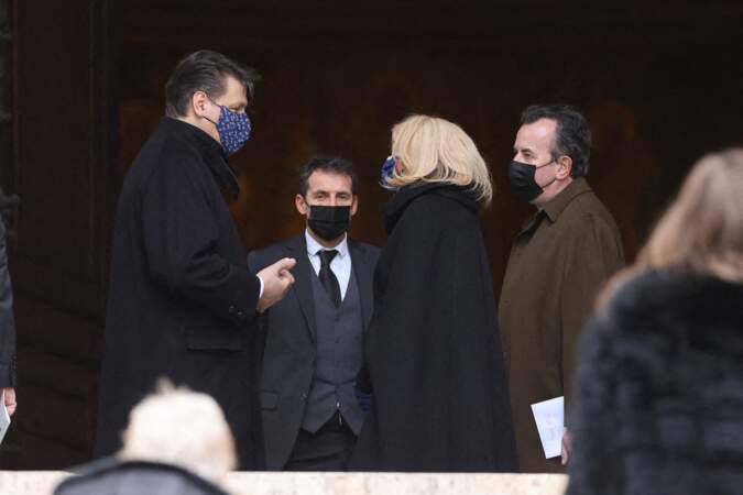 Brigitte Macron s'entretient avec Rodrigo Basilicati-Cardin, le neveu de Pierre Cardin et président de sa maison, le jour de la messe hommage à la Madeleine, le 29 janvier 2021.