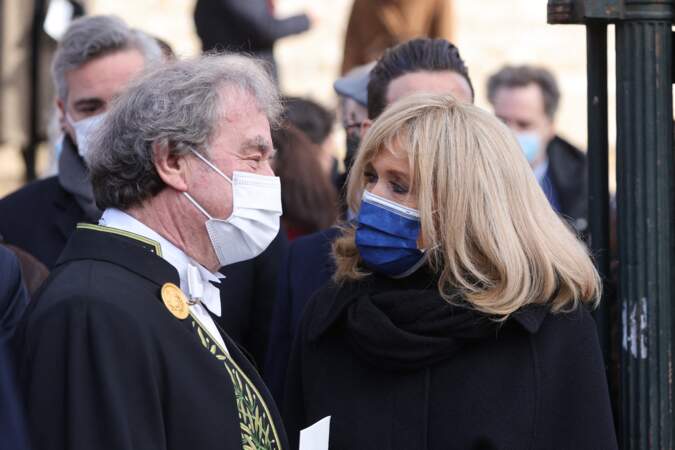 Jean-Michel Wilmotte et Brigitte Macron lors de la messe hommage à Pierre Cardin à La Madeleine  le 29 janvier 2021
