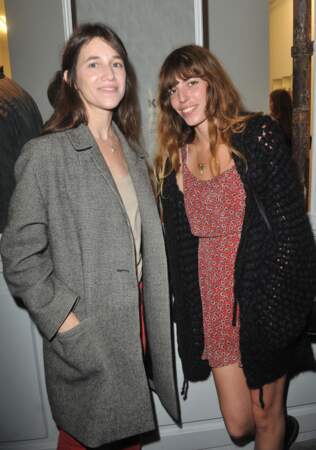Charlotte Gainsbourg et sa soeur Lou Doillon au vernissage de l'exposition Point of View de Kate Barry en septembre 2013