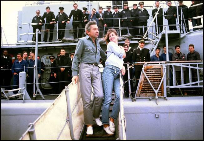 Jane Birkin et Serge Gainsbourg sur le pont d'un bateau de la Marine en 1984.