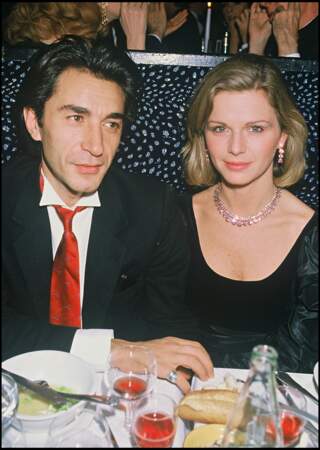 Richard Berry et sa compagne de l'époque Jeane Manson, à Paris en 1983