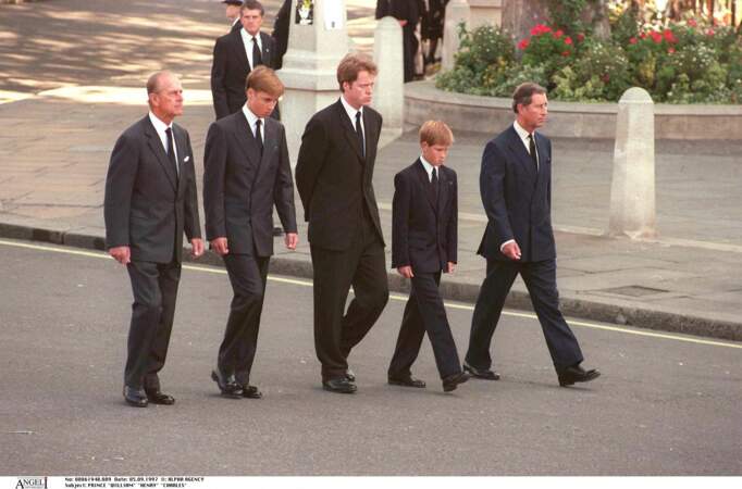 Le prince Philip, le prince William, le comte Charles Spencer, le prince Harry et le prince Charles aux funérailles de Lady Diana le 5 septembre 1997