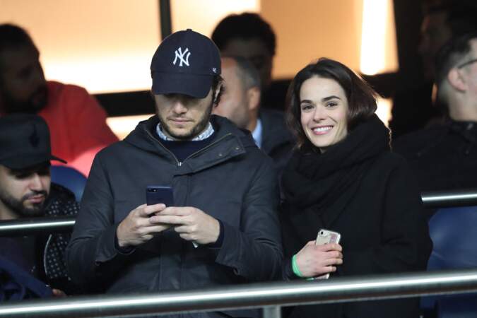 Vianney et sa compagne Catherine Robert dans les tribunes du parc des Princes, le 6 mars 2019.
