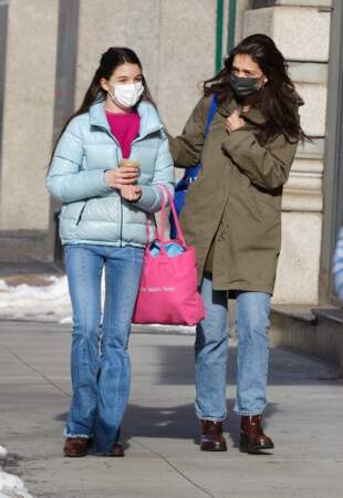 Katie Holmes et sa fille Suri Cruise font du shopping dans le quartier de Soho à Manhattan, New-York, le 5 février 2021