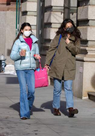 Katie Holmes et sa fille Suri Cruise s'offrent un moment mère-fille dans le quartier de Soho à Manhattan, New-York, le 5 février 2021