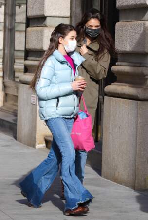 Katie Holmes et sa fille Suri Cruise font du shopping dans le quartier de Soho à Manhattan, New-York, le 5 février 2021
