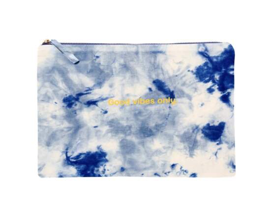 Pochette en coton imprimé tie and dye bleu, 20€, Galeries Lafayette label Go for Good