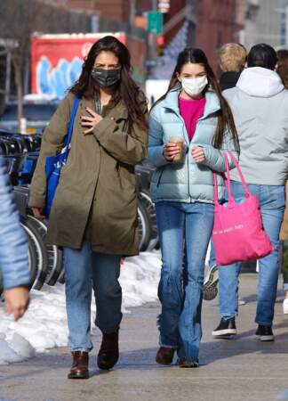 Katie Holmes et son ado Suri Cruise font du shopping dans le quartier de Soho à Manhattan, New-York, le 5 février 2021