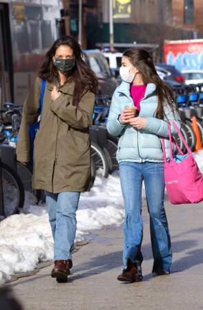 Katie Holmes et sa fille Suri Cruise font du shopping dans le quartier de Soho à Manhattan, New-York, le 5 février 2021. Mère et fille se ressemblent beaucoup.