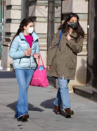 Suri Cruise finirait presque par dépasser sa mère Katie Holmes, alors qu'elles font du shopping dans le quartier de Soho à Manhattan, New-York, le 5 février 2021