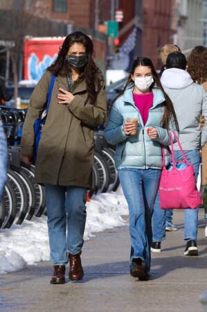 Telle mère telle fille. Suri Cruise est aussi lookée que sa mère Katie Holmes alors qu'elles font du shopping dans le quartier de Soho à Manhattan, New-York, le 5 février 2021