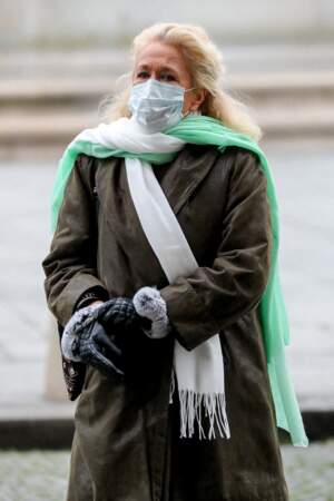 La comédienne Brigitte Fossey est apparue masquée, devant l'église Saint-Sulpice, pour adresser un ultime adieu à Robert Hossein.